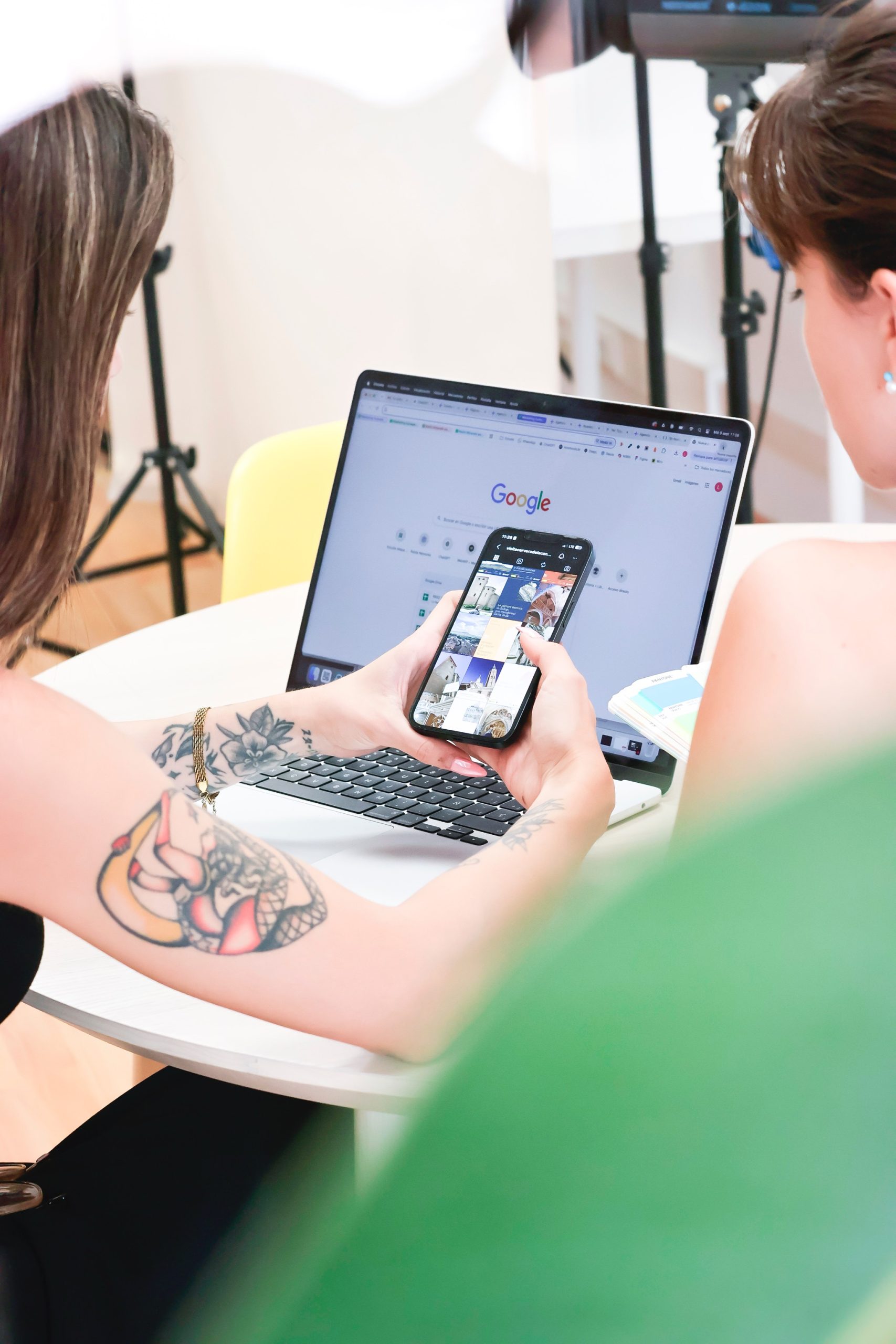 Agencia de redes sociales en Zaragoza revisando el social media content de un negocio