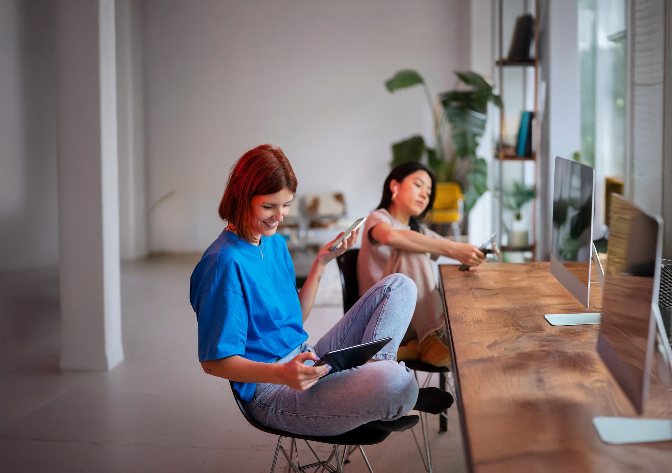 Gestión de redes sociales en Zaragoza con jóvenes profesionales trabajando en estrategias digitales.